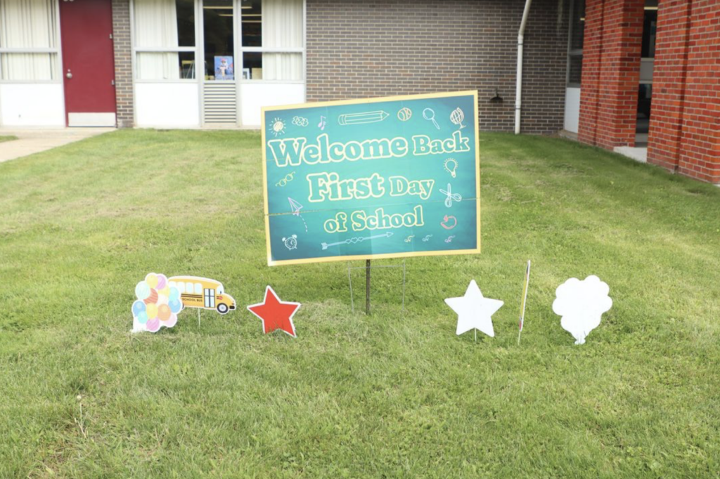 Lawn sign saying "Welcome back first day of school"